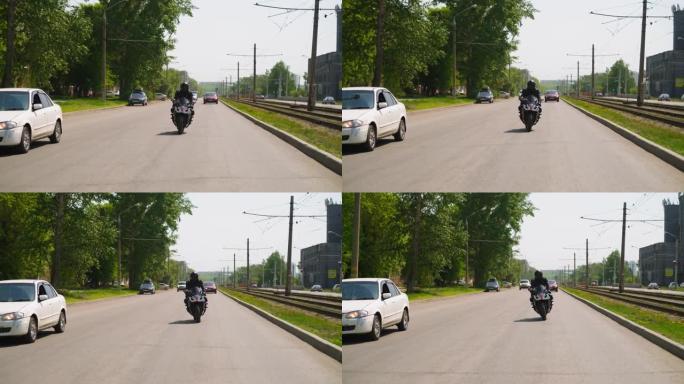 骑自行车的人沿着经过电车路线的道路骑快速摩托车