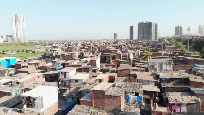 背景中贫民窟和摩天大楼的无人机航拍