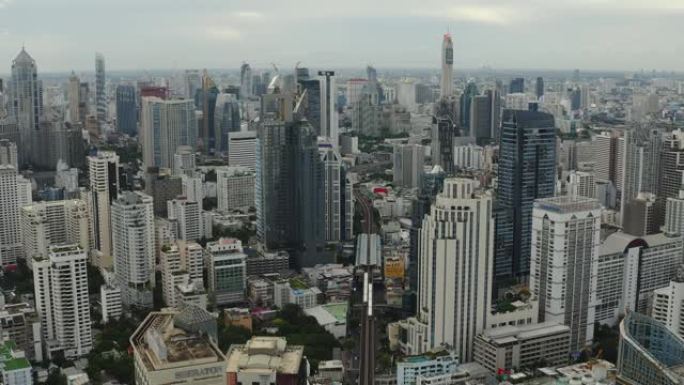 曼谷市中心Asoke交叉路口或与汽车交通交汇处鸟瞰图的时间流逝。泰国。智慧城市中的金融区与科技理念