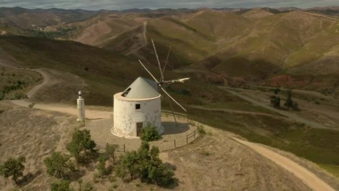 葡萄牙阿尔加维锡尔维斯的古老历史荒芜风车，伊比利亚半岛原始传统建筑的航拍照片，锡尔维斯山上的磨坊，农