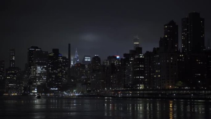 纽约市夜晚的曼哈顿天际线