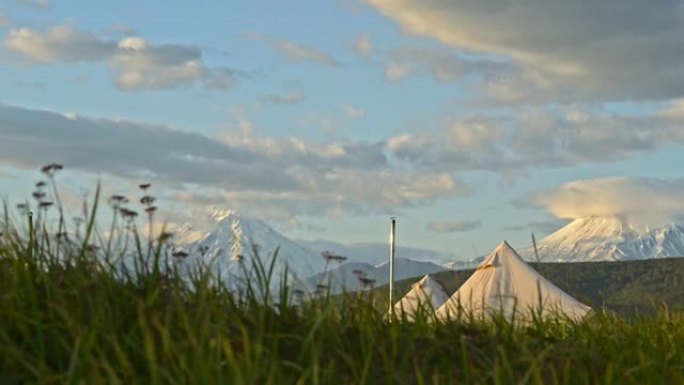 野外和雪山中的生态旅游露营帐篷Avki
