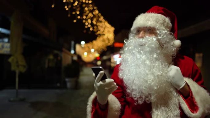 圣诞老人在市区电话上检查地址