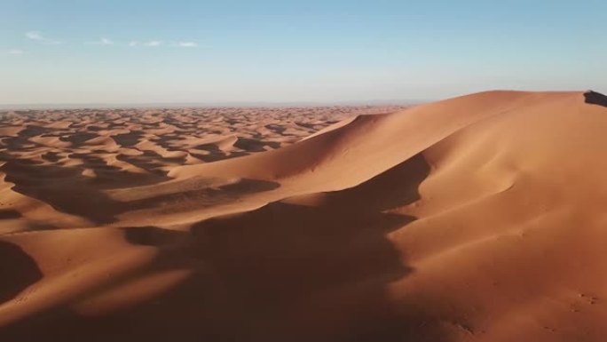 日出时沙漠大沙丘的鸟瞰图
