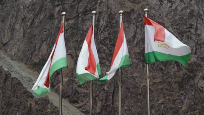 戈尔诺-巴达赫尚自治区边界上的塔吉克斯坦国旗