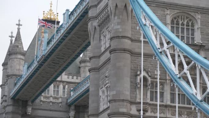 在塔桥上近距离观察英国国旗。