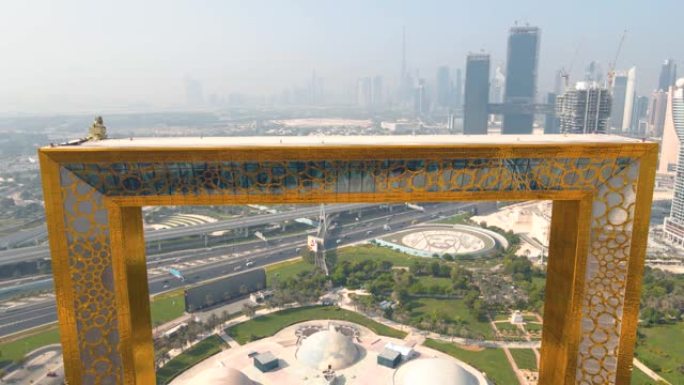 迪拜框架的鸟瞰图，市中心天际线在阿拉伯联合酋长国上空升起
