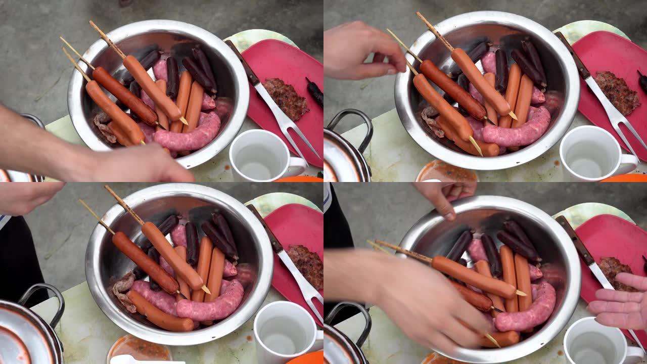 一个装有热狗香肠的碗的特写镜头，木棍，血香肠和香肠在4k白天带到屋顶烤架上