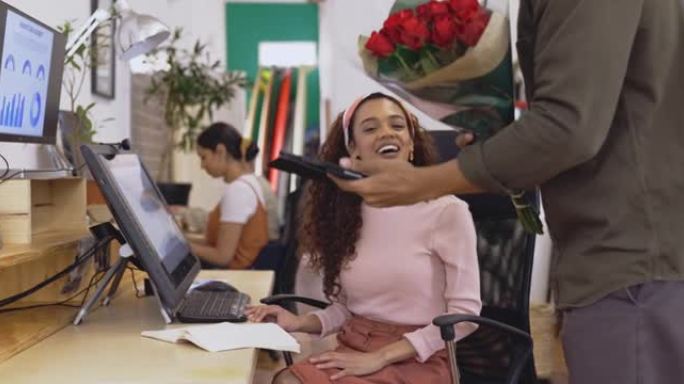 4k视频片段，一名妇女在办公室收到一束红玫瑰