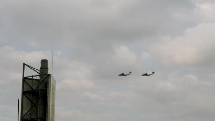 两架军机列队在城市上空高高地飞行。空军游行。