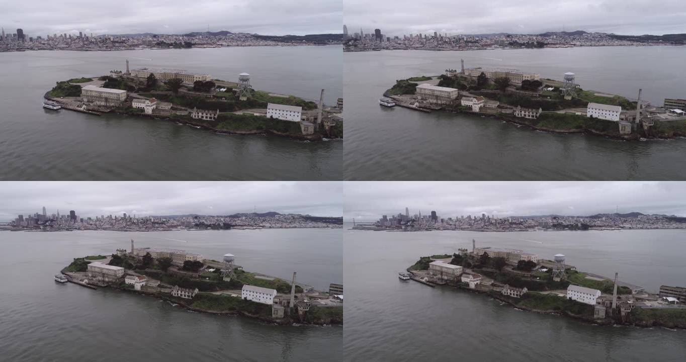 旧金山湾恶魔岛的鸟瞰图。美国。最著名的恶魔岛监狱，监狱。观光的地方。前景中的游客渡轮