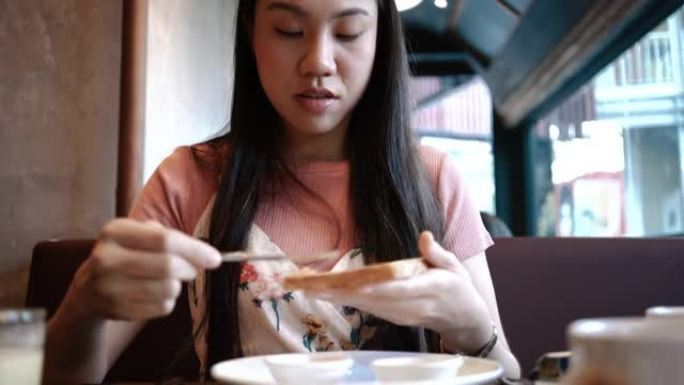 一个年轻女人在吃食物的特写镜头。