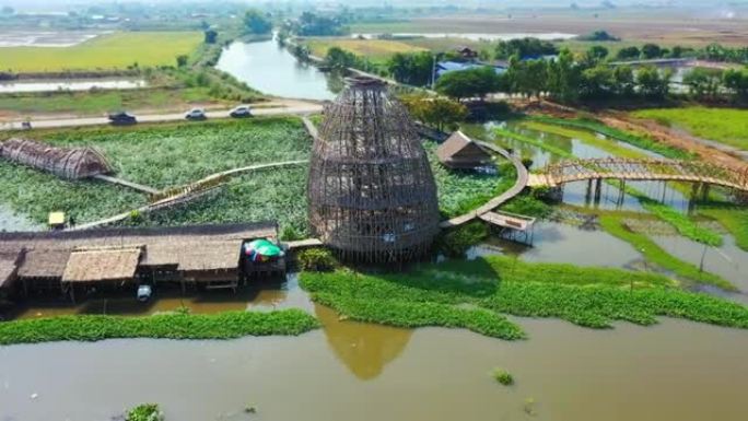 在泰国素潘武里的一个新的旅游景点Sapan Khong水上市场，巨大的鱼陷阱和长长的竹桥，里面有许多