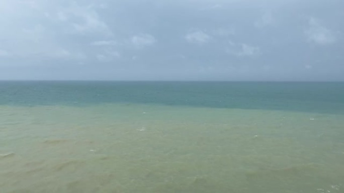 海景，可以看到暴风雨的大海