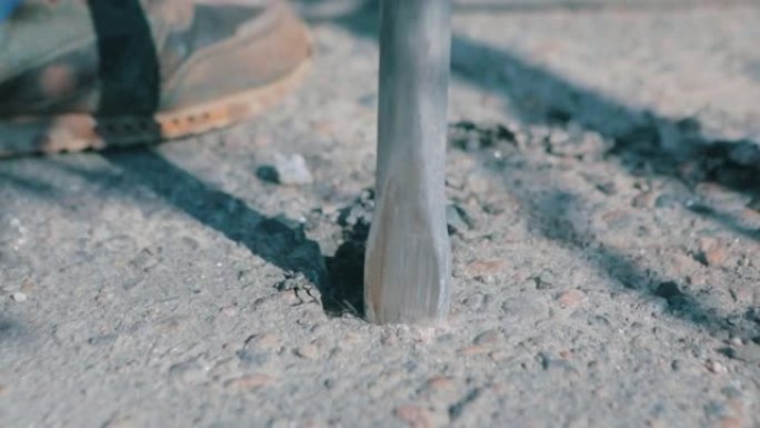 手提钻特写。手提钻特写。手提钻破坏了沥青。手提钻破坏了沥青