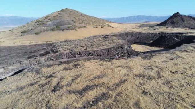 在偏远的中西部平原中部露营，毗邻火山国家森林