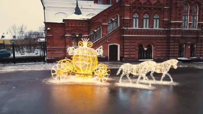 马和一车花环，新年的街道装饰。