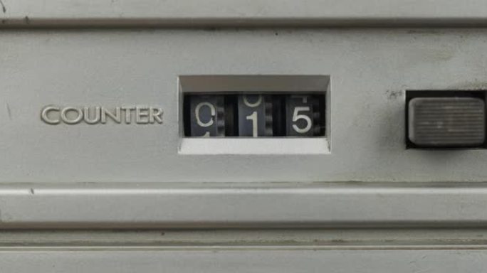 旧模拟计数器。从26倒计时到零。特写