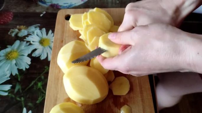 女人在砧板上切土豆，特写，4k视频
