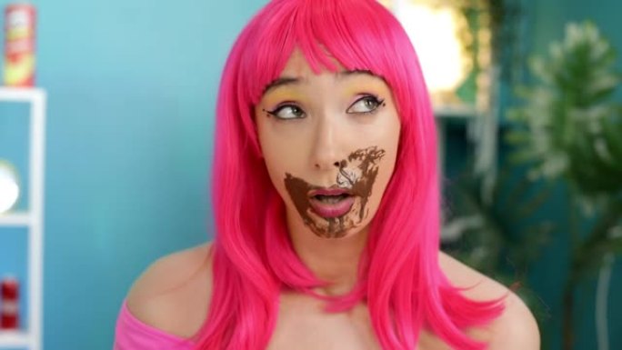 巧克力酱中的肮脏女孩的肖像