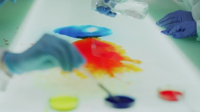实验室教室: 科学家统一学习科学的孩子和老师。混合多色液体的实验室实验特写