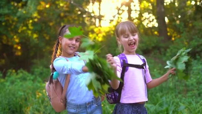 女学生摘秋叶晾晒。用干叶制作植物标本室的学校项目。女孩为秋季工艺品准备了树叶。在秋季公园散步的女孩。