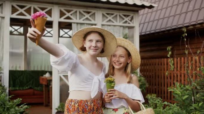 农村少年女孩戴着草帽在农村，木房子背景上有野花，手指在什么东西上。乡村暑假时戴着乡村帽子的浪漫女孩