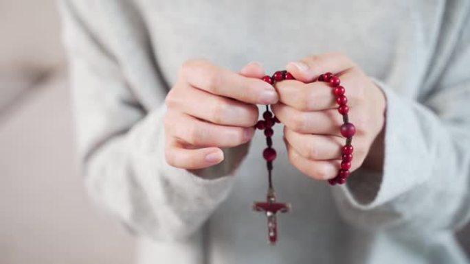 基督教念珠与近距离女性。女人的手在教堂、寺庙或家里祈祷