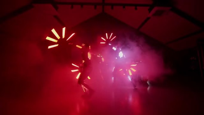 激光led舞蹈表演。一群穿着发光服装的舞者在跳舞。激光表演