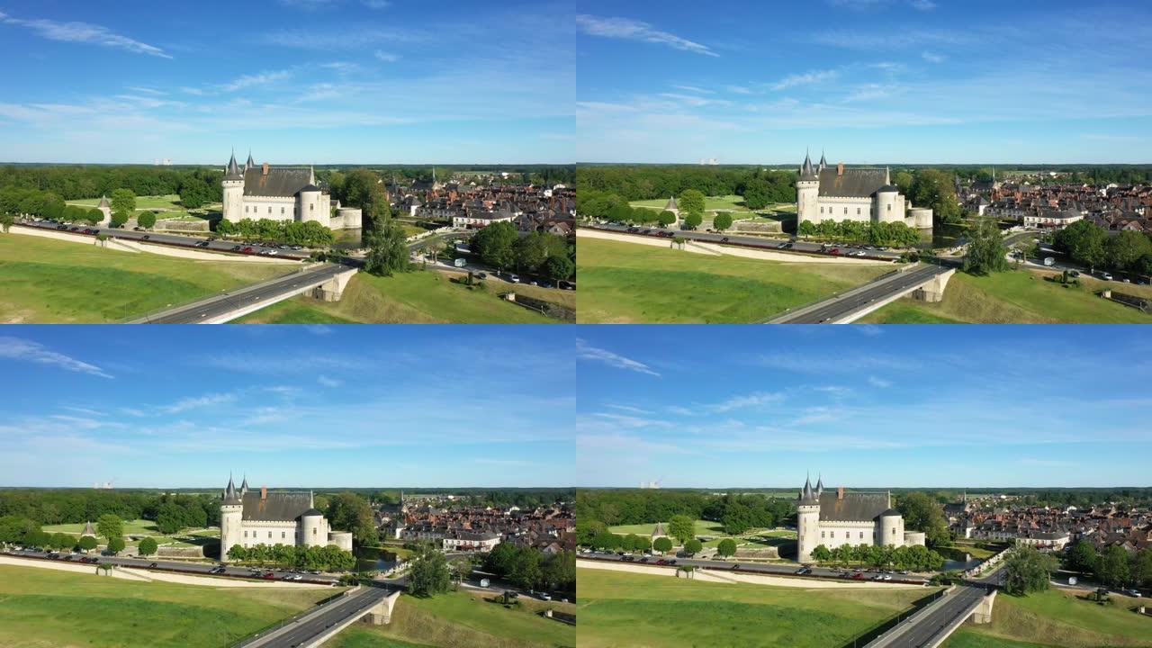 萨利城堡位于乡村和城市的中部，在欧洲，在法国，在中心地区，在卢瓦雷，在夏天，在一个阳光明媚的日子。