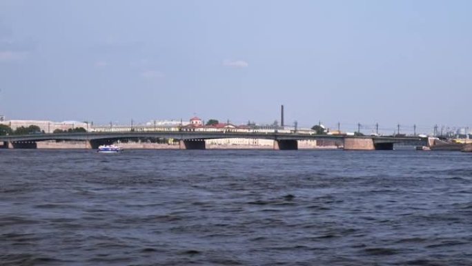圣彼得堡从涅瓦河看大桥