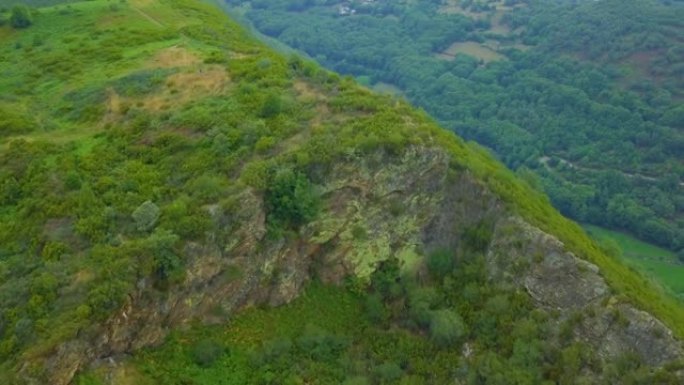 Caurel绿山上的旧罗马金矿 “a toca” 的鸟瞰图