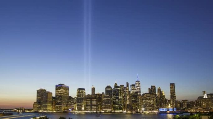 曼哈顿市中心和9月11日纪念灯的延时