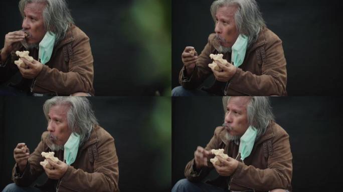 老人吃面包。