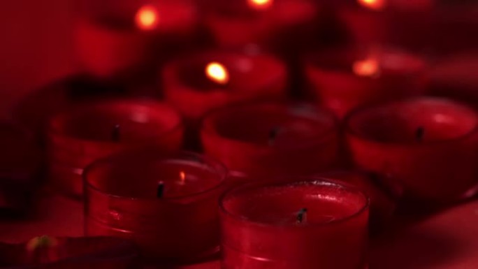 红色背景下漂浮在燃烧的蜡烛上的红色粒子的数字组成