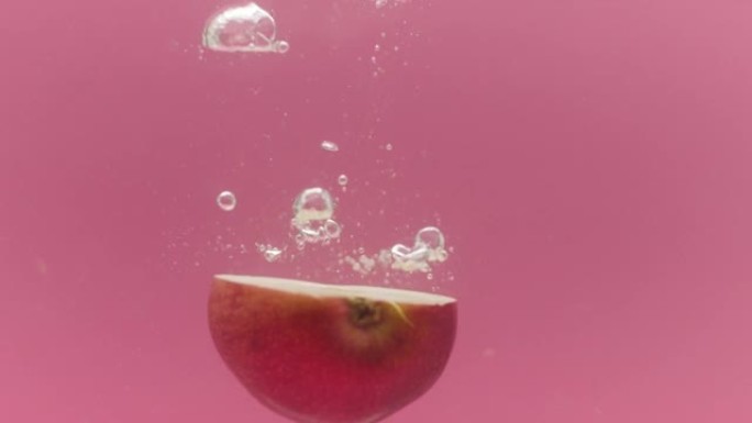 在水族馆拍摄的一个大的甜半苹果秋天，用于商业果汁beaty苹果