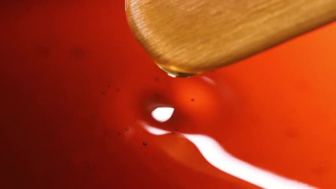 透明的油从木棍滴入容器4k电影