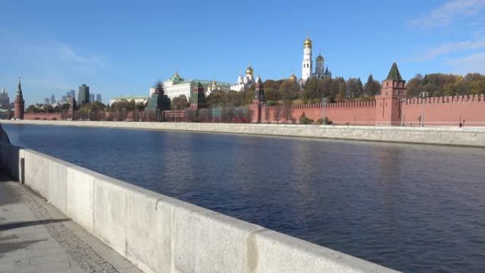 莫斯科大剧院大桥和漂浮在莫斯科河上的游船的景色