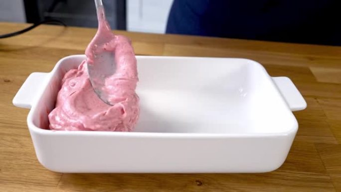 厨师将三种口味的鲜奶油放入碗中。在家制作冰淇淋的过程