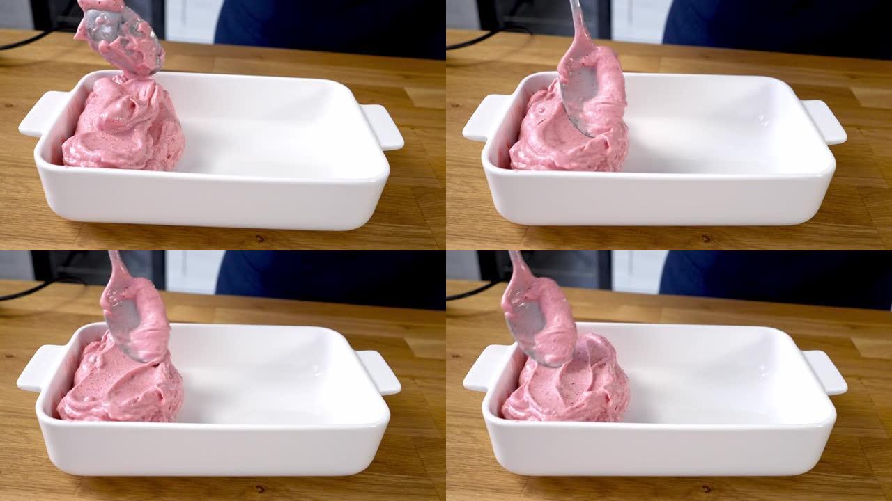 厨师将三种口味的鲜奶油放入碗中。在家制作冰淇淋的过程