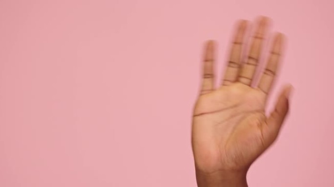 非裔美国人的hello手势孤立在粉红色背景上