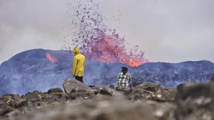探险家遇到火山爆发场景的景观