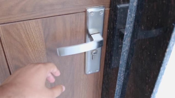 用木门打开闩锁和锁。