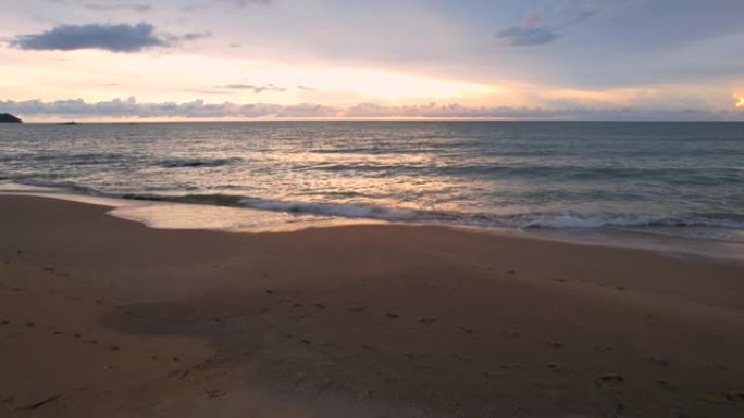 泰国攀牙府，海景和美丽的日出的鸟瞰图，带有戏剧性的云景