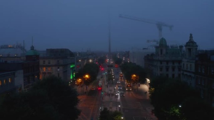 向前飞行在城市的夜街上。在道路上行驶的警车上发光的警示灯。爱尔兰都柏林