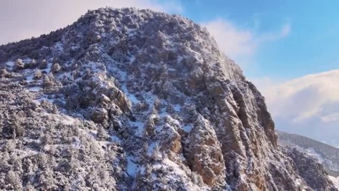 冬天陡峭的山山崖悬崖高山