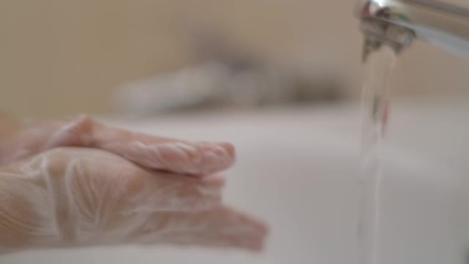 小女孩在浴室的水槽上用肥皂洗手。女人洗手用肥皂摩擦。儿童为电晕病毒预防，卫生停止传播冠状病毒。慢动作