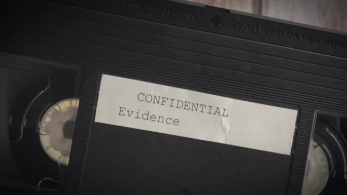 vhs录音带的特写镜头，上面有一个机密证据标志。