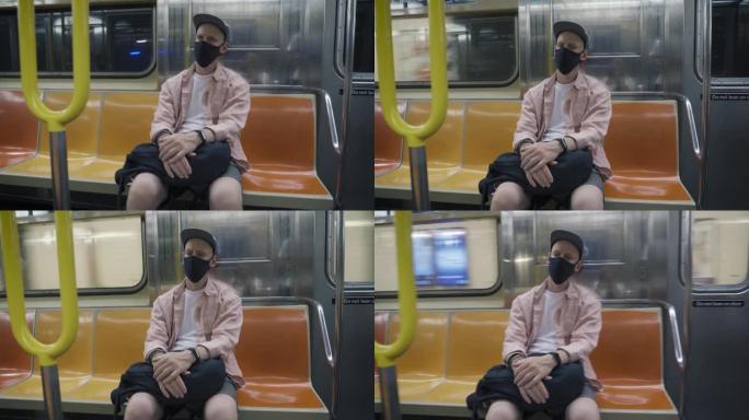 地铁里戴着面具的人