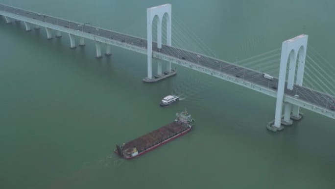 香港驳船随汽车驶至珠澳大桥